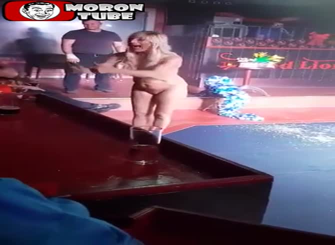 Video :Naked, she puts on an impressive magic show